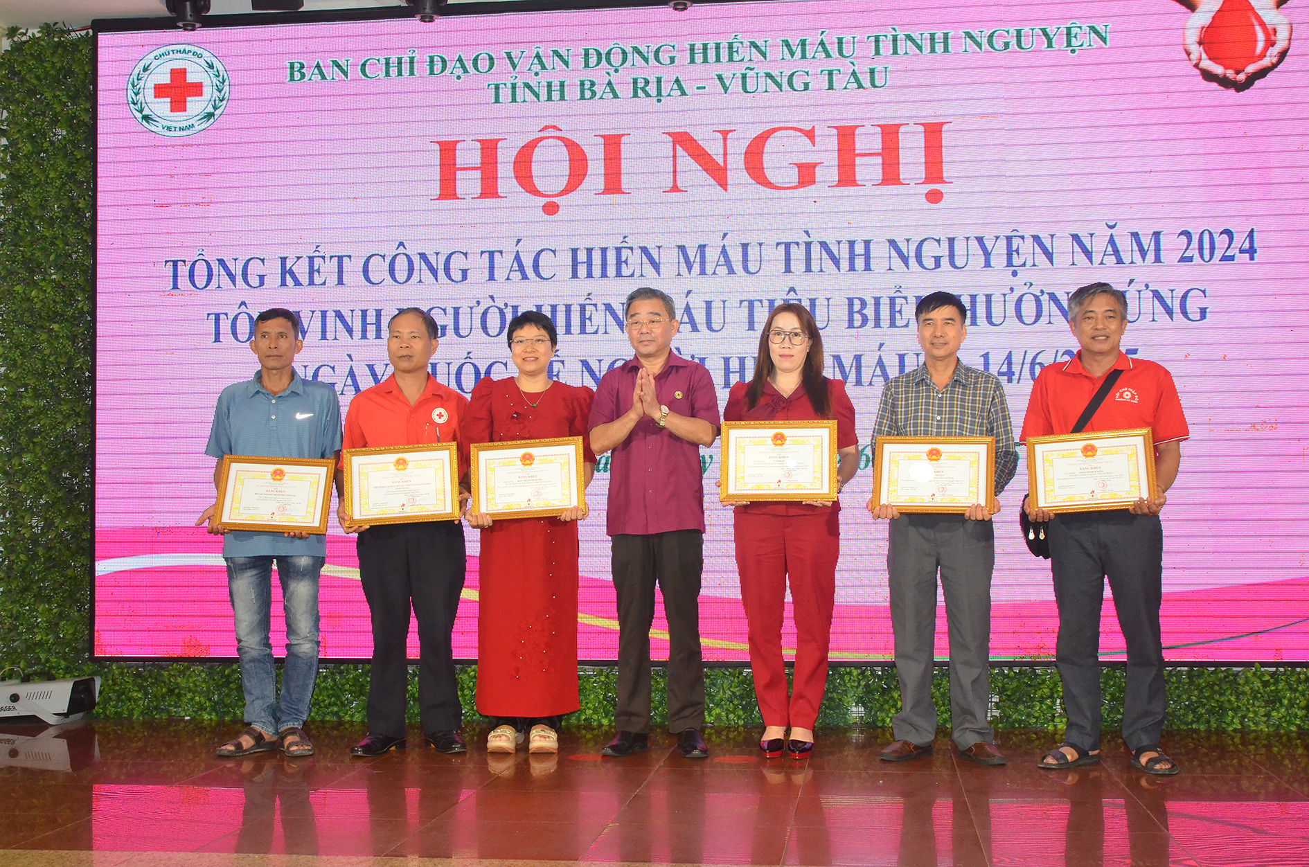  Ông Lê Văn Hậu, Chủ tịch Hội Chữ thập đỏ tỉnh trao Bằng khen của UBND tỉnh cho các tập thể, cá nhân có thành tích xuất sắc trong phong trào hiến máu tình nguyện năm 2024.